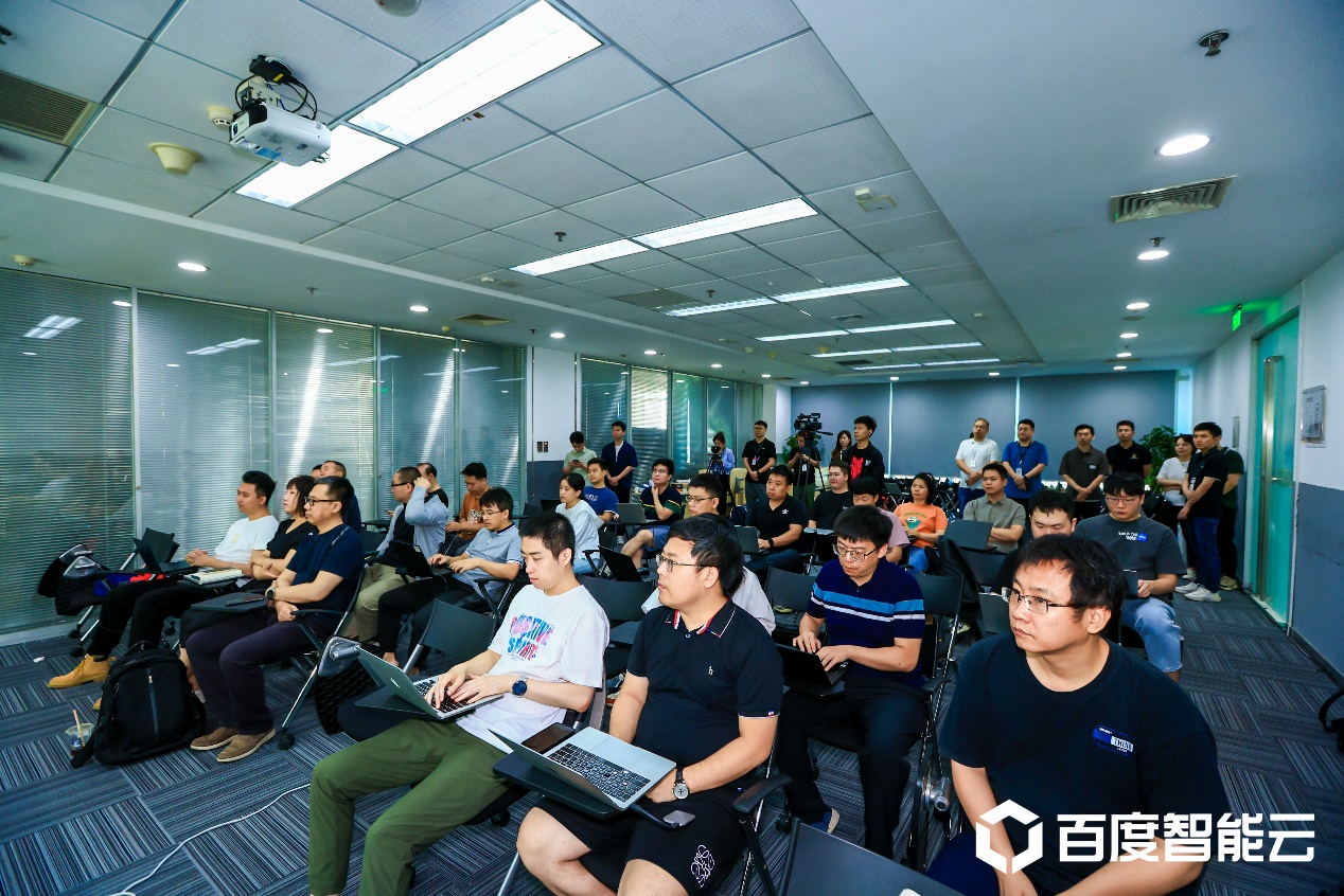 軟通動力受邀參加首期百度智能云文心千帆大模型平臺實訓營